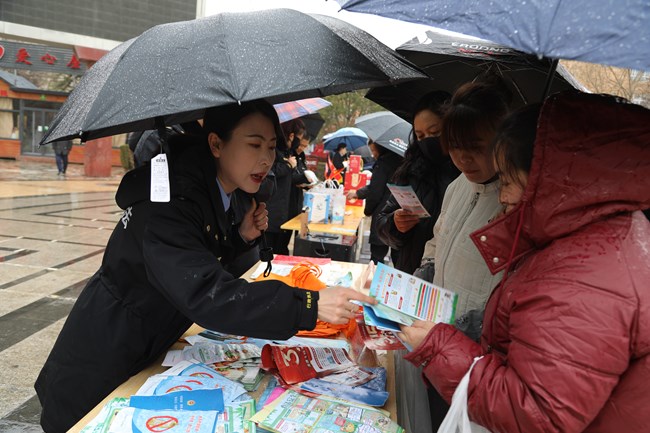 庆城县开展“3·15”国际消费者权益日集中宣传活动