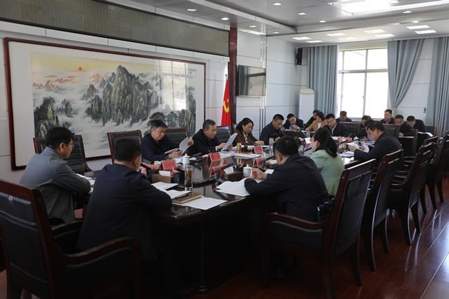 张鸿举主持召开五届庆城县委常委会第94次会议