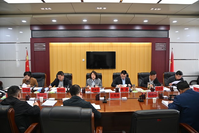 郭丽君主持召开第十九届县政府第69次常务会议
